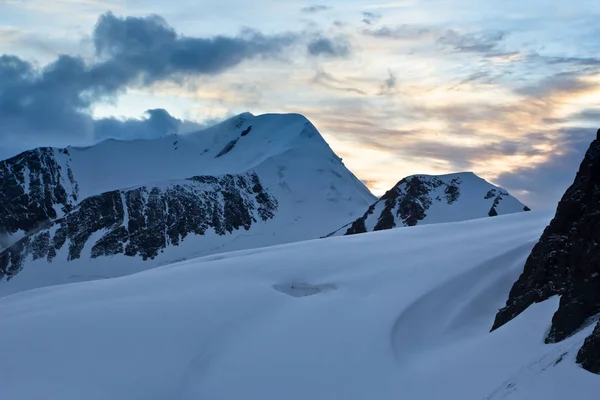 上部に雪の山に夕日の美しいビュー — ストック写真