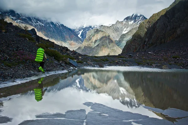 Beautiful valley with view to mountains and lake with hiker — стоковое фото