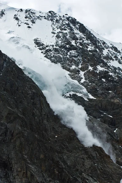 Лавина в горах, покрытых снегом — стоковое фото