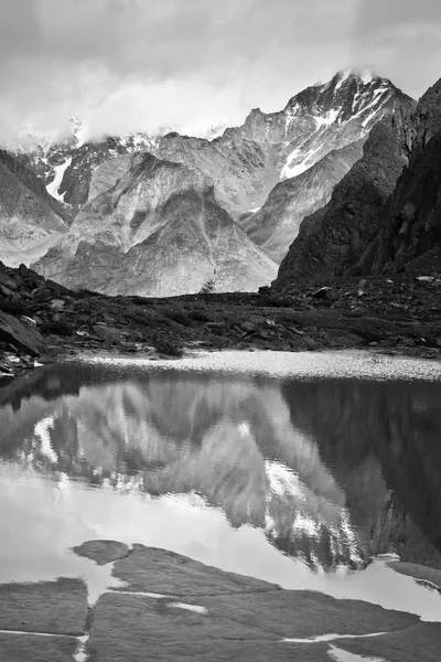 Beautifull dalen med utsikt över bergen och sjön, svart och vitt — Stockfoto