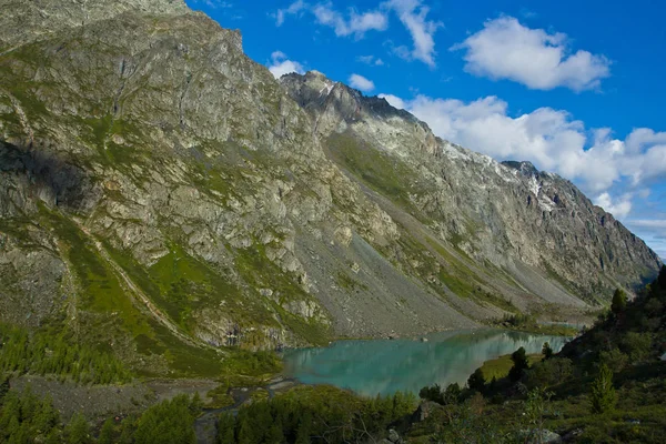 Splendida valle con vista sulle montagne e sul lago turchese — Foto Stock