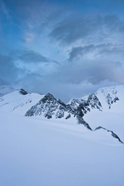 Kar dağların üst güzel görünümüne günbatımı üzerinde