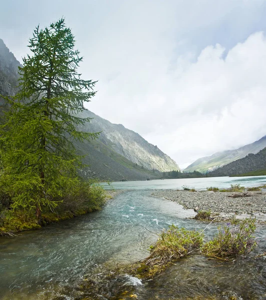 Splendida valle con vista sulle montagne e sul lago — Foto Stock