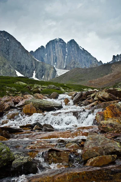 Hermosa vista a las montañas arroyo y rocas — Foto de Stock