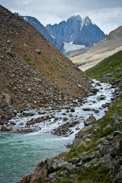 Schöner Blick auf Berge und klaren Fluss — Stockfoto