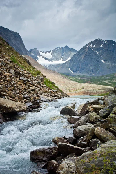 Beautifull  view to mountains   and  clear river — Stock Photo, Image