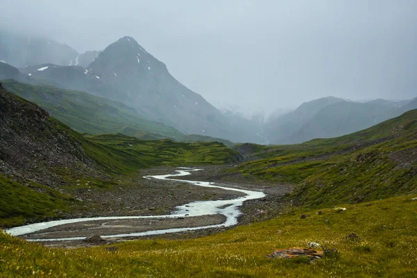 Splendida valle con vista sulla steppa, il fiume e le montagne in cattivo tempo — Foto Stock