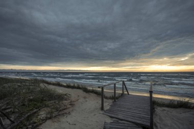 Curonian spit üzerinde kum plaj denizden on Sunset