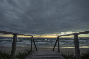 Curonian spit üzerinde kum plaj denizden on Sunset