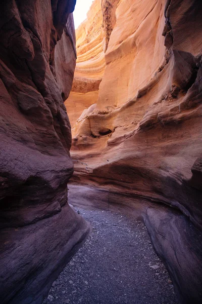 Red canyon Israil i słońce świeci — Zdjęcie stockowe