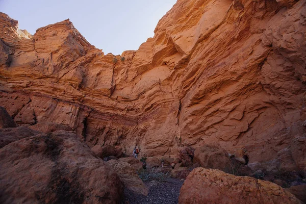 Sposób na Red canyon w Israil w słoneczny dzień z góry czerwone i suche waterfull — Zdjęcie stockowe
