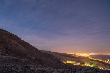 Eilat Israil mavi gökyüzü ve şehir ışıkları ile akşam çölde şehirde banliyösünde