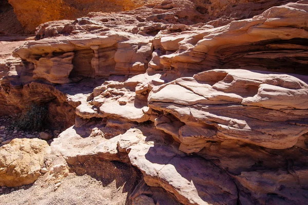 Rocas en el desierto en el israelil en día soleado en montañas rojas —  Fotos de Stock