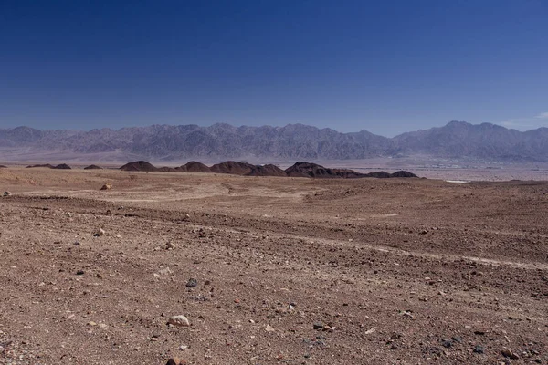 Chemin dans le désert dans l'Israil par temps ensoleillé avec des montagnes rouges et ciel bleu — Photo