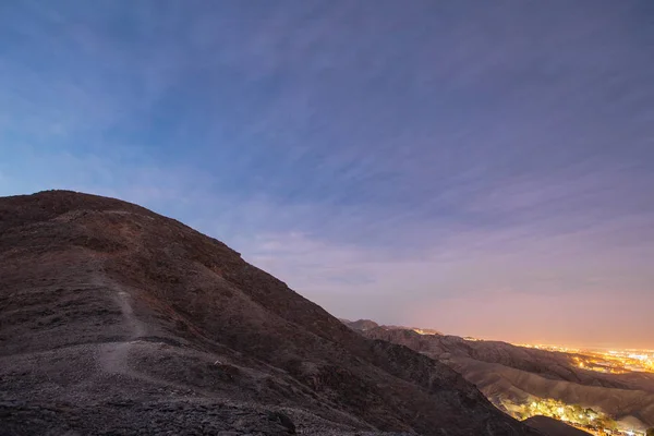 푸른 하늘과 도시 조명으로 저녁에 Israil 사막에 일 랏 시의 근처 산에서 Waypath — 스톡 사진