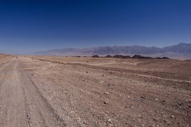 Israil ile kırmızı dağlar ve mavi gökyüzü güneşli günde çölde şekilde
