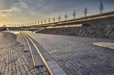 Kömür topakları ve beton Lentse verandada, nehir banka Waal Nijmegen, Hollanda yakınındaki nehrin yeni oluşturulan kanal