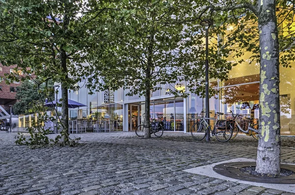 Rotterdam, Hollanda - 20 Eylül 2017: Erken akşam Rijnahven Limanı iskele Lantaren Venster arthouse sineması yakınlarında.