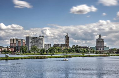 Roermond, Hollanda, bir karışımı eski ve yeni binalar ile şehir manzarası doğru Maas nehri görüntülemek