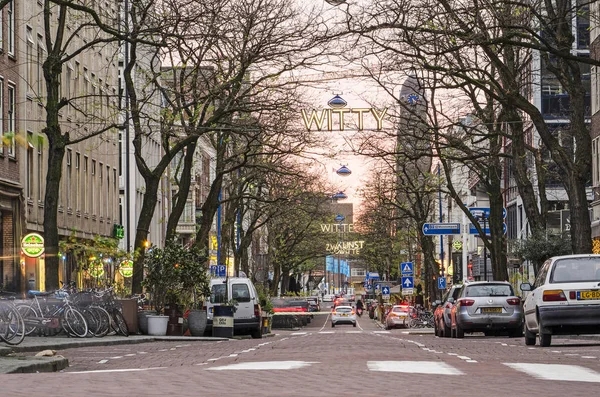 傍晚在 Witte Withstraat 在鹿特丹受欢迎的夜生活街道的开始 — 图库照片