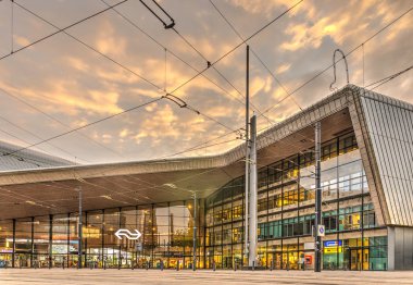 Rotterdam, Hollanda, 28 Mayıs 2017: Doğu girişinde yeni merkez tren istasyonu, tramvay için erişim sağlayarak durur.