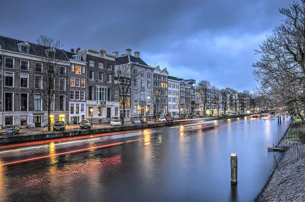 Zobrazit Soumraku Nieuwe Herengracht Kanálu Centru Amsterdamu Domy Jedné Straně — Stock fotografie