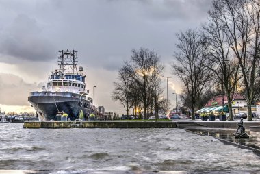 Rotterdam, Hollanda, 16 Ocak 2018: yüksek su seviyeleri kuvvetli rüzgarlar ve yüksek gelgit nedeniyle Nieuwe Maas nehri.