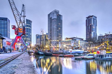 Rotterdam, Hollanda, 4 Ocak 2018: Vinçler ve kentin highrise içinde belgili tanımlık geçmiş ile açık deniz müzesinde tarihi gemi liman.