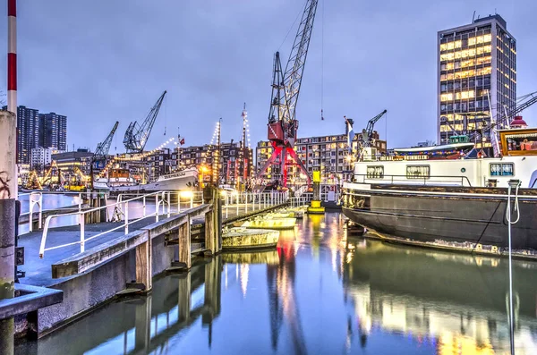 Rotterdam Holandia Stycznia 2018 Barek Śródlądowych Dźwigi Oraz Zabytkowego Mostu — Zdjęcie stockowe