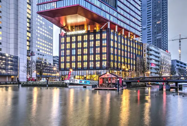 Rotterdam Netherlands Januari 2018 Woontoren Red Apple Weerspiegelt Haven Van — Stockfoto