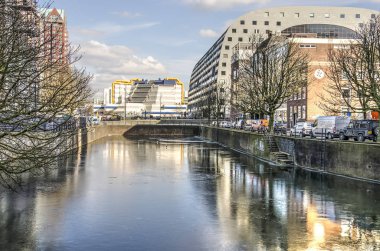 Rotterdam, Hollanda, 27 Şubat 2018: Halk Kütüphanesi ve Markthal Steigersgracht kanal ince buzda yansıtmak