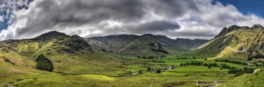 Coniston içinde dramatik gökyüzü altında İngilizce Lake District yakınındaki görkemli dağ manzara panoramik manzaralı