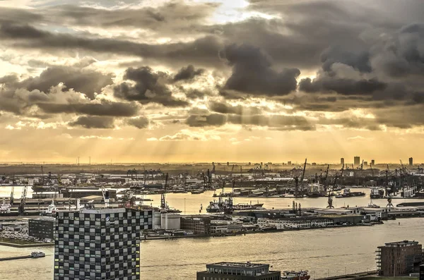 Rotterdam Países Bajos Febrero 2018 Sol Rompiendo Las Nubes Sobre — Foto de Stock