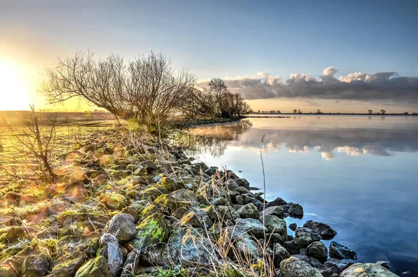 Das Felsige Ufer Der Haringvliet Mündung Bei Sonnenaufgang Mit Einigen — Stockfoto