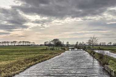 Oudewater, Hollanda yakınındaki tarihi Tiendweg patika her iki tarafında dar Kanallar