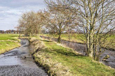Hendek ile Tiendweg polder yakınındaki Hollanda Oudewater şehir içinde kanallar arasında tarihi patika