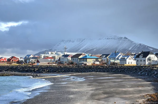 Акранес Исландия Февраля 2012 Красочные Домики Рядом Пляжем Горами Частично — стоковое фото