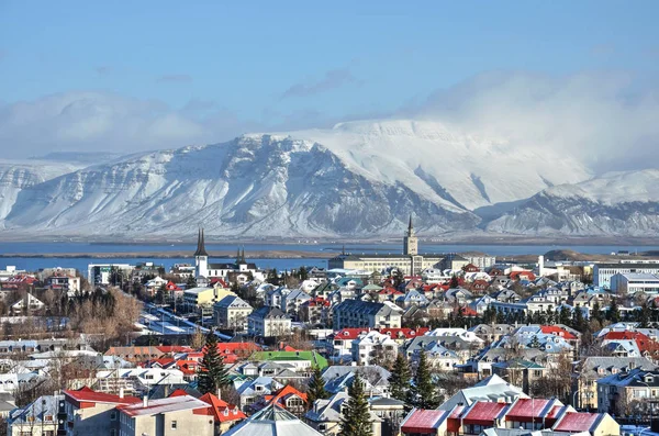 雷克雅未克 2012年2月29日 五颜六色的屋顶和海洋和山脉以外的 Oskjuhlid 山看到 — 图库照片