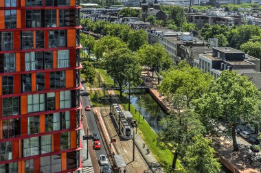 Rotterdam, Hollanda, 10 Haziran 2017: Havadan görünümü Westersingel kanal gür yeşil ağaçlar ve kırmızı Calypso konut Kulesi
