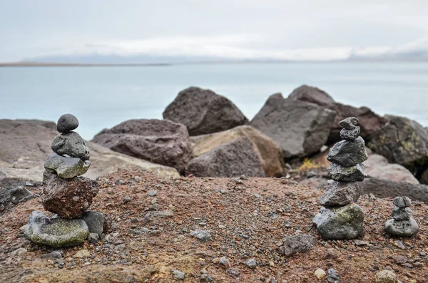 Vários Cairns Pequenos Estrada Saebraut Reykjavik Com Vista Para Baía — Fotografia de Stock