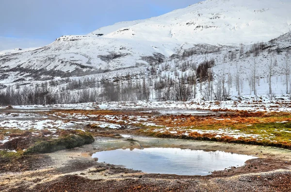 Água Quente Uma Poça Mantém Área Seu Redor Livre Neve — Fotografia de Stock