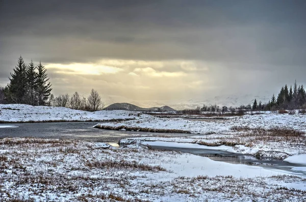 Sol Rompendo Nuvens Acima Paisagem Coberta Neve Redor Rio Parque — Fotografia de Stock