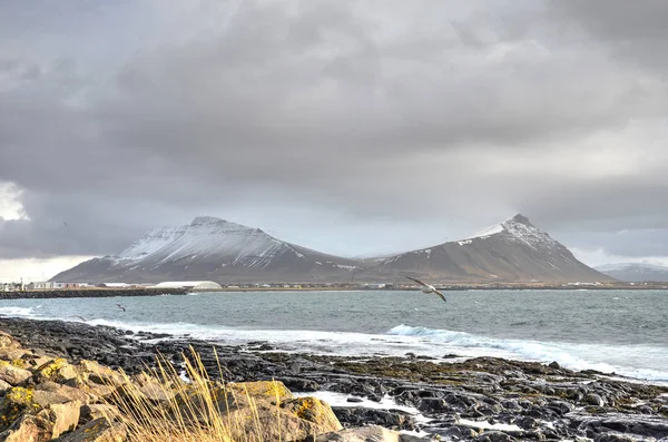 Vista Dalla Spiaggia Rocciosa Akranes Islanda Verso Due Montagne Parzialmente — Foto Stock
