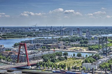 Rotterdam, Hollanda, 18 Haziran 2017: Havadan görünümü Nehri'nin Nieuwe Maas, Noordereiland, Willemsbridge ve de Hef