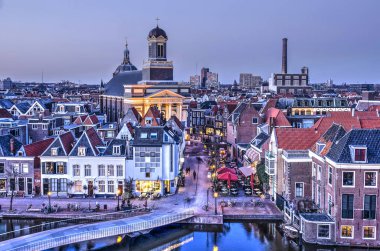 Leiden, Hollanda, 24 Şubat 2018: Stille Mare, Hartebrugkerk ve Stille Rijn görünümünü akşam