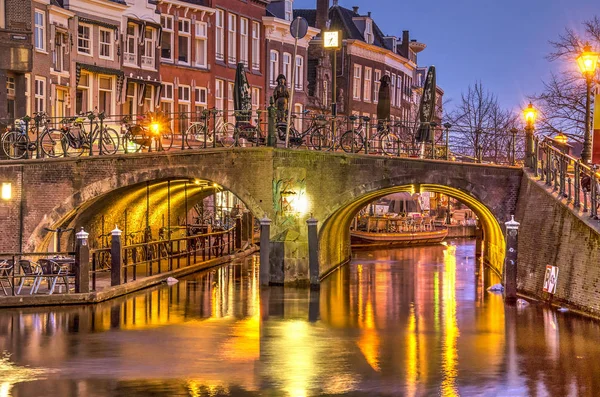 Leiden Países Baixos Fevereiro 2018 Vista Noturna Uma Ponte Sobre — Fotografia de Stock