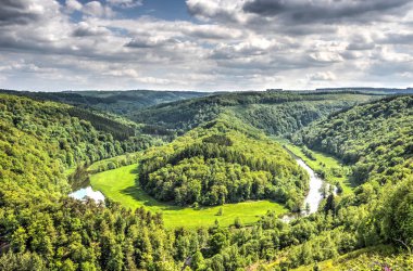 Doğru bir eğri Ardennes Bouillon, Belçika yakınındaki Semois Nehri'nde çevreleyen tepelerden görüntülemek
