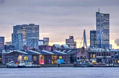 Rotterdam, Hollanda, 6 Mart 2018: Erken akşam Nieuwe Maas nehri ve Feijenoord, neighbourhoood ile Earsmusbridge ve southbank highrise içinde belgili tanımlık geçmiş