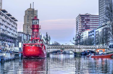 Rotterdam, Hollanda, 11 Mart 2018: Erken akşam eski liman Havzası Wijnhaven kırmızı eski hafif gemi, şimdi bir restoran ile.