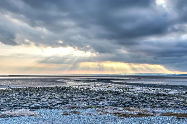 Taş Çakıl Kum Çamur Plaj Mudflats Morecambe Lancashire Ngiltere Dramatik — Stok fotoğraf